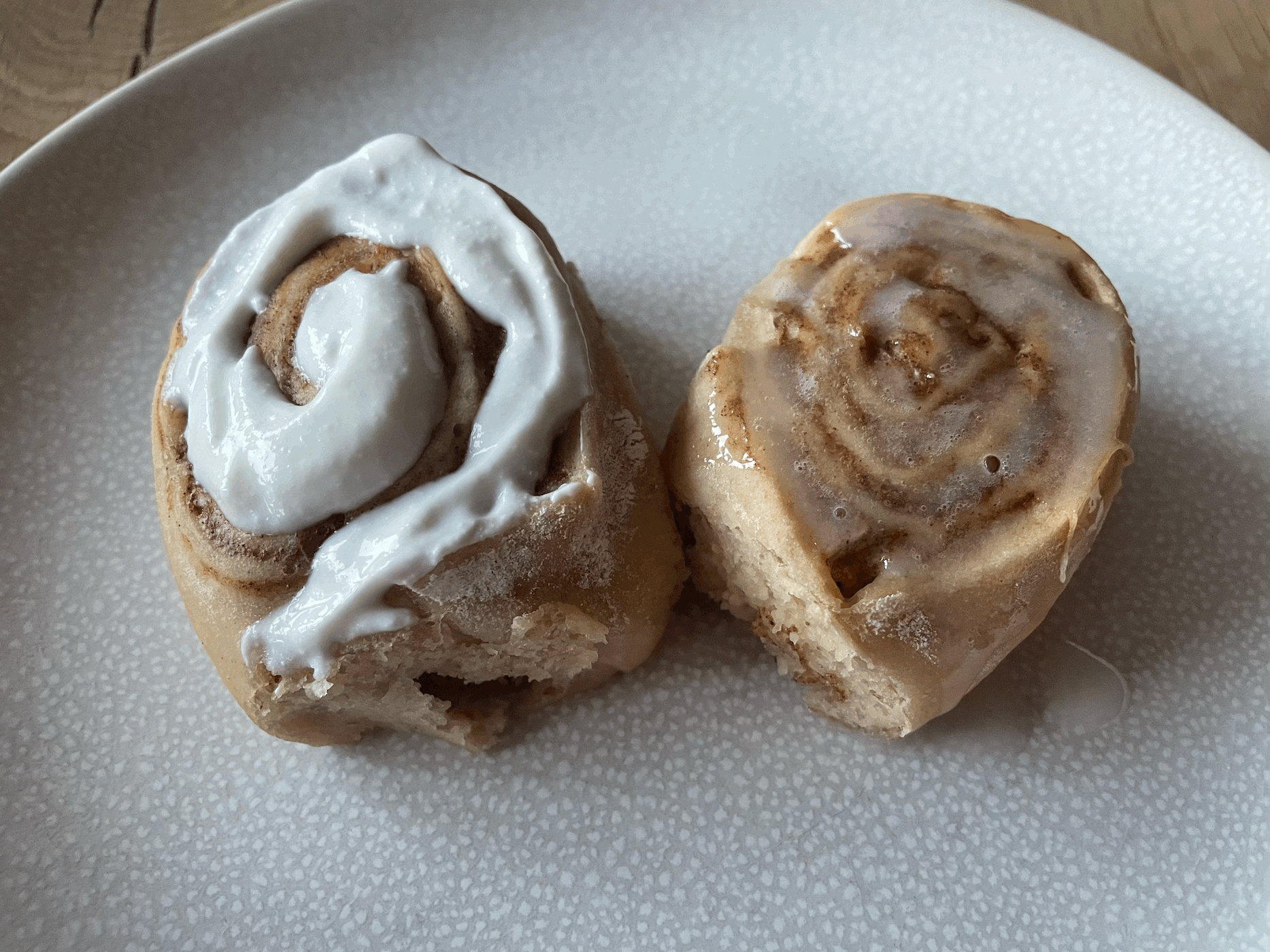 Zimtschnecken mit zwei verschiedenen Frostings.