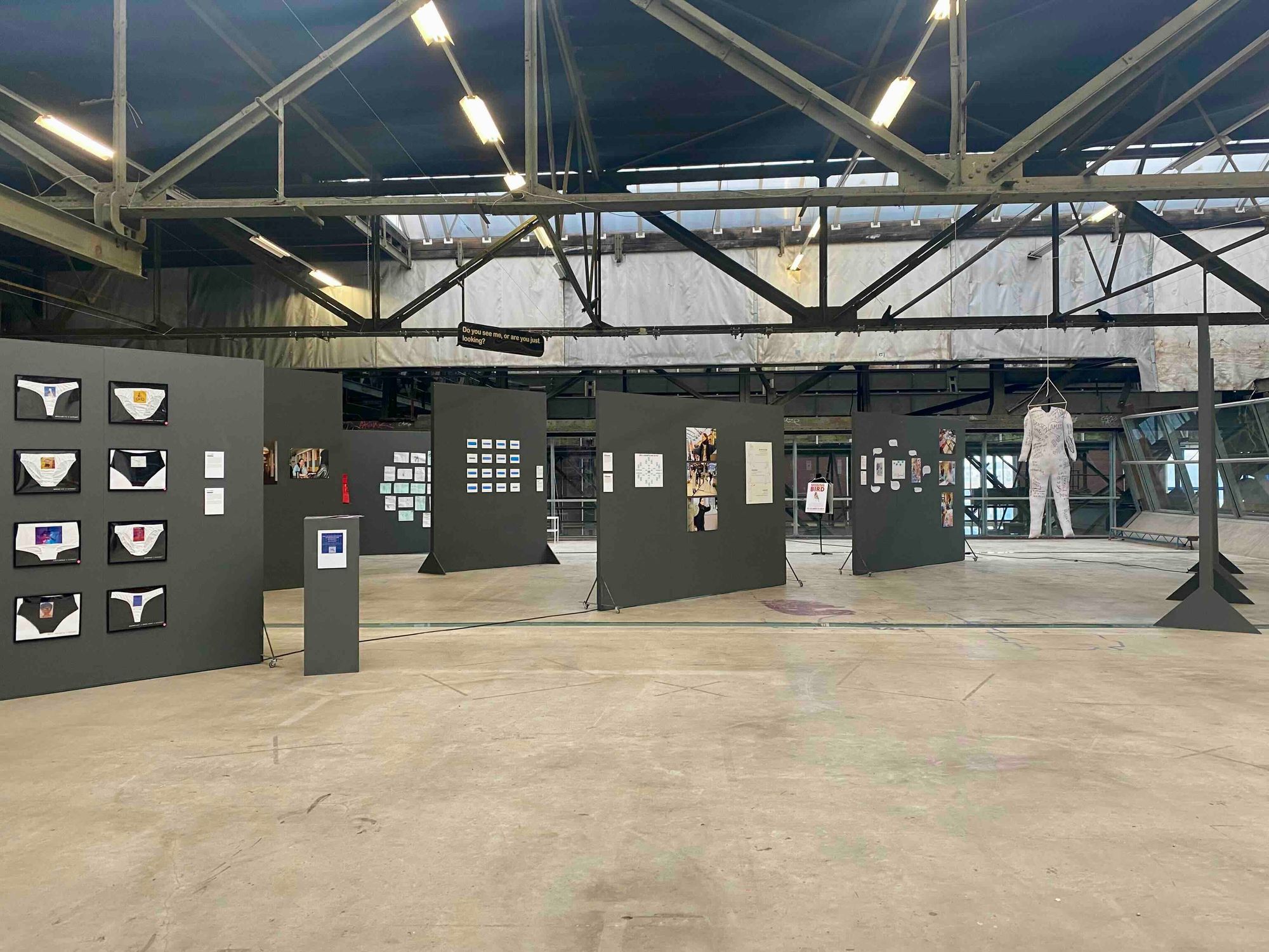 Kunst in Amsterdam: Über  Fahrräder, Installationen, Kondome und das NDSM-Werftgelände
