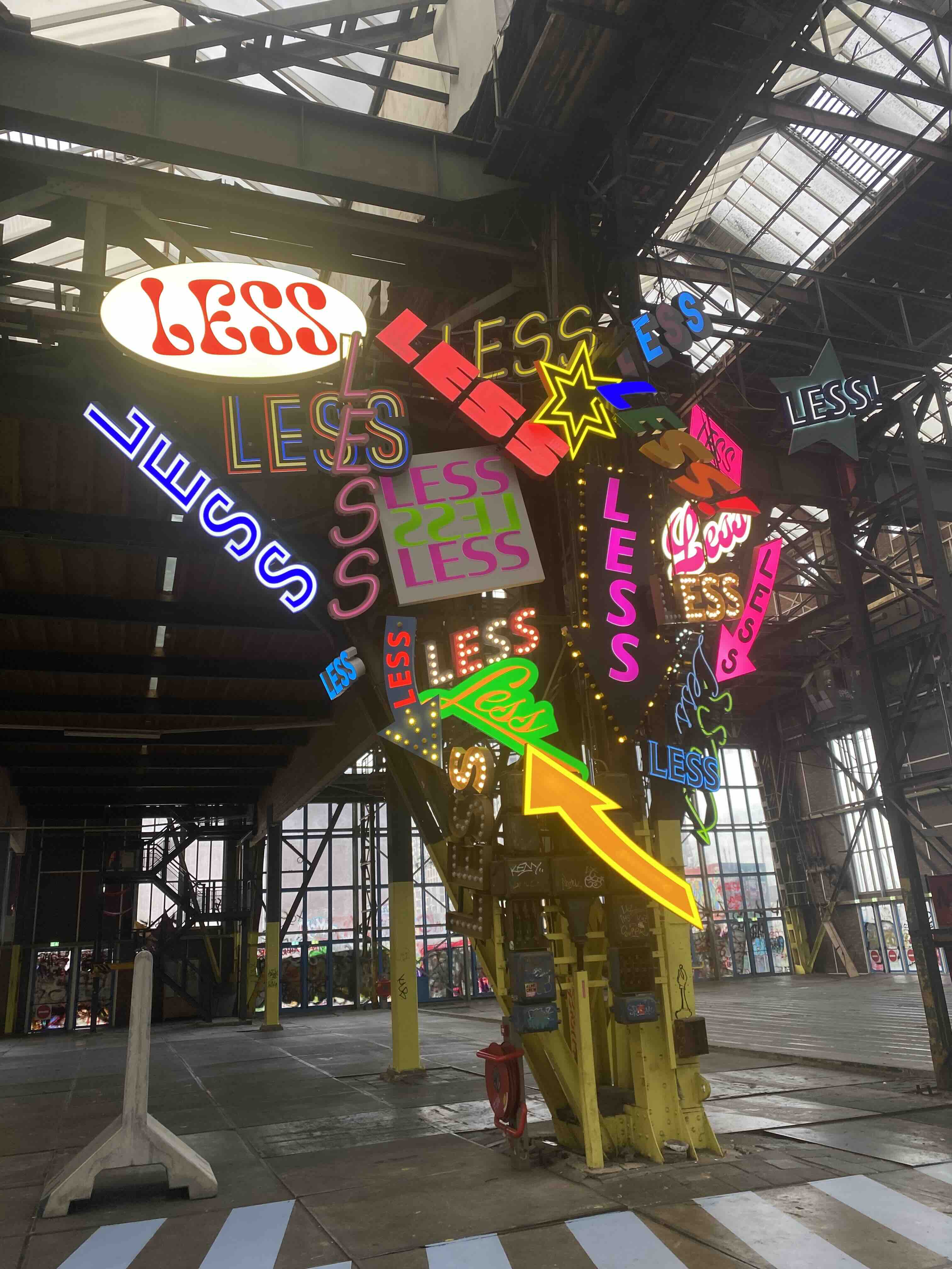 Kunst in Amsterdam: Über  Fahrräder, Installationen, Kondome und das NDSM-Werftgelände