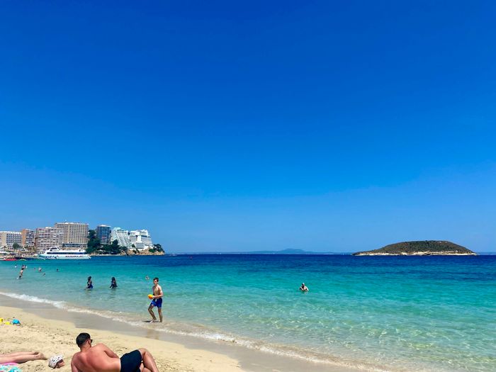 Strand und Meer in verschiedenen blau-und türkis-Tönen in Magaluf (Mallorca, Spanien)