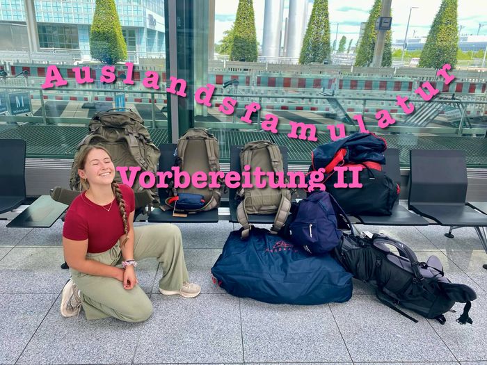 Eine junge Frau kniet am Flughafen vor viel Gepack. Schriftzug: Auslandsfamulatur Vorbereitung II.