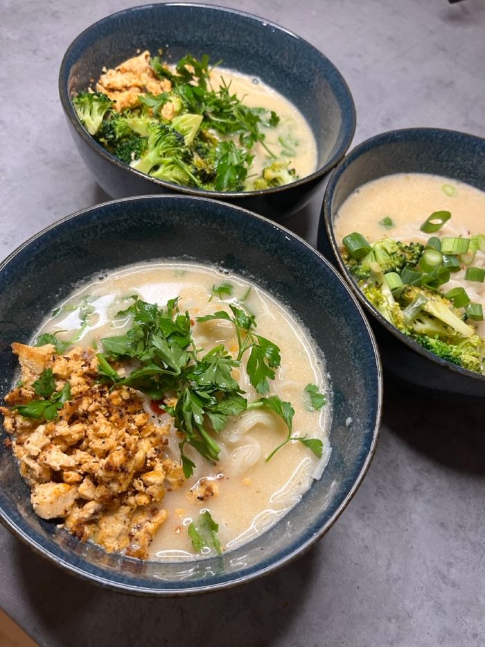 Schnelle vegane Asia-Kokos-Suppe