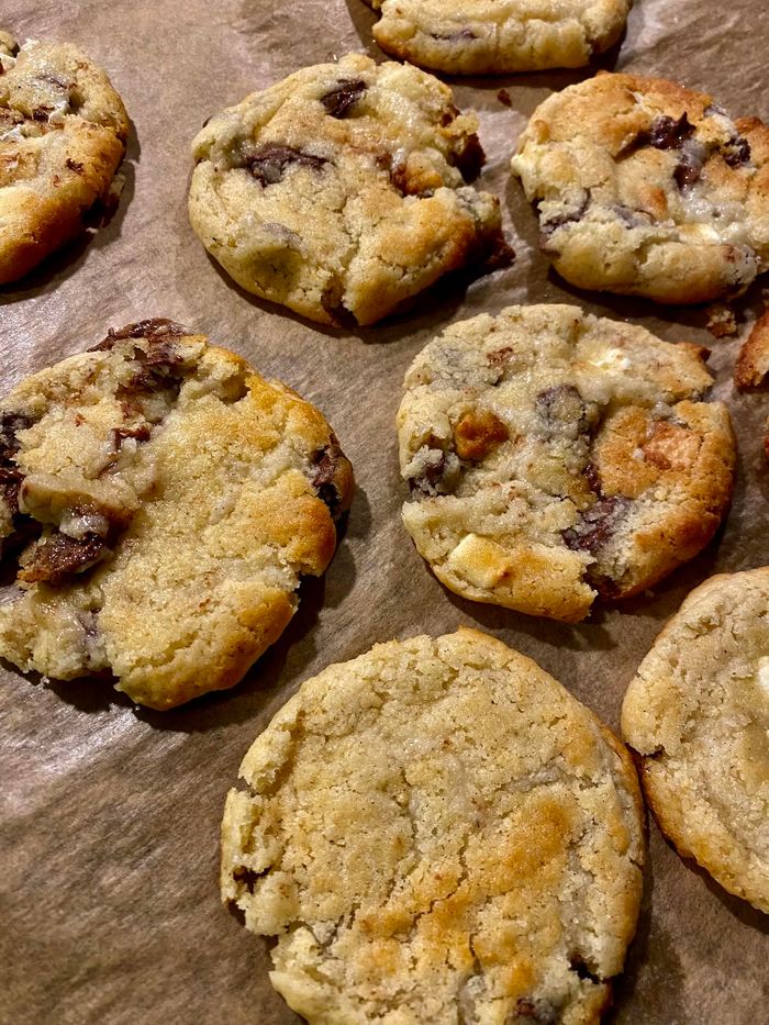 Frisch gebackene Cookies auf einem Backblech