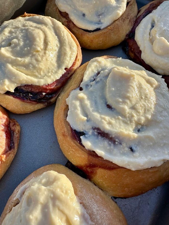 vegane Blaubeer-Frischkäse Sauerteigschnecken